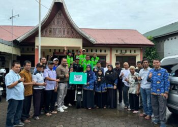 Anggota DPRD Kota Padang, Yusri Latif  menyerahkan satu unit becak motor (betor) kepada Lembaga Pengelola Sampah (LPS) Tunas Harapan. IST
