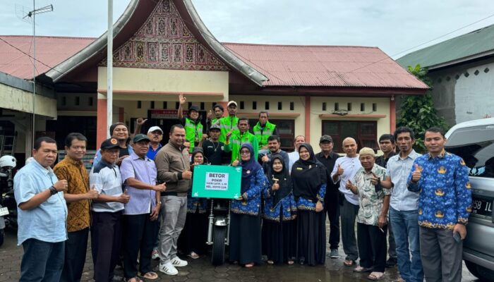 Anggota DPRD Padang Serahkan Bantuan Betor ke LPS Tunas Harapan