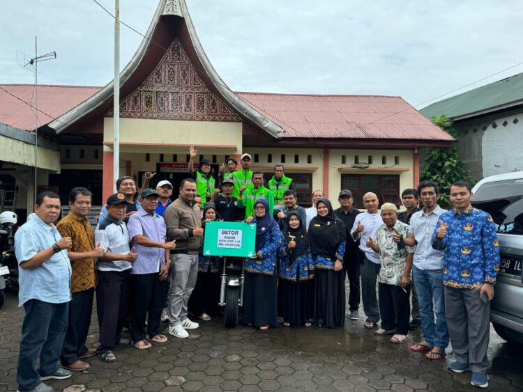 Anggota DPRD Kota Padang, Yusri Latif menyerahkan satu unit becak motor (betor) kepada Lembaga Pengelola Sampah (LPS) Tunas Harapan. IST