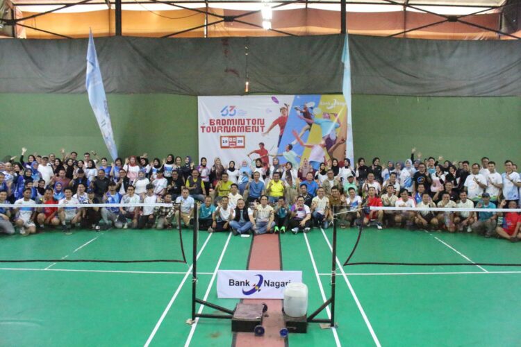 Para peserta turnamen badminton Bank Nagari yang digelar 19-20 April, berfoto bersama di Garuda Sakti Sport Hall, Padang. IST