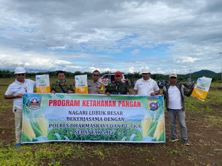 Group Manager PT TKA, Jenni Gunanti dan Humas Syaiful R bersama Wali Nagari Lubuk Besar, Burhanudin dan Bhabinkamtibmas Asam Jujuhan Mashuri, melakukan penanaman jagung.IST