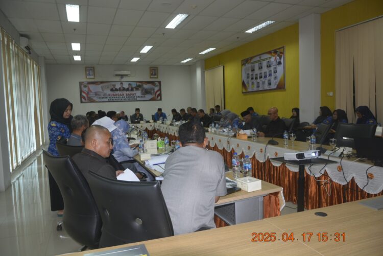 Ketua DPRD Rengga Wanaputra didampingi Wakil Ketua, Sekdakab Sijunjung DR Zefnihan AP,M.Si serta kepala OPD dan anggota DPRD Sijunjung saat melakukan pembahasan Rencana Pembangunan Jangka Menengah Daerah (RPJMD) Kabupaten Sijunjung Tahun 2025–2029 di Gedung DPRD Sijunjung. (*)