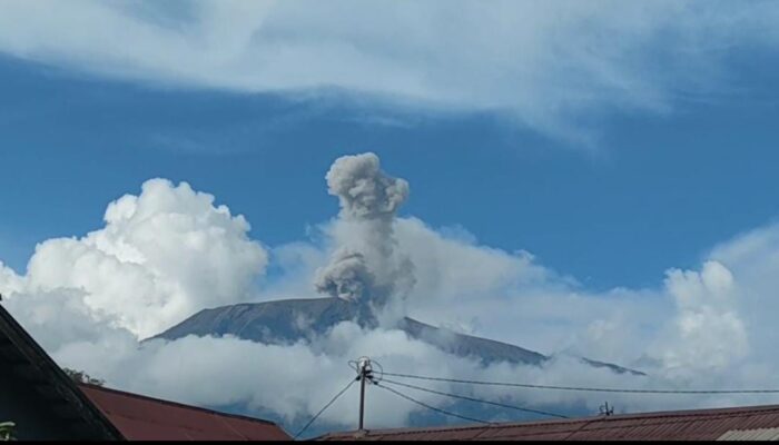 Status Waspada, Gunung Marapi Erupsi, Warga Diminta Jauhi Kawah