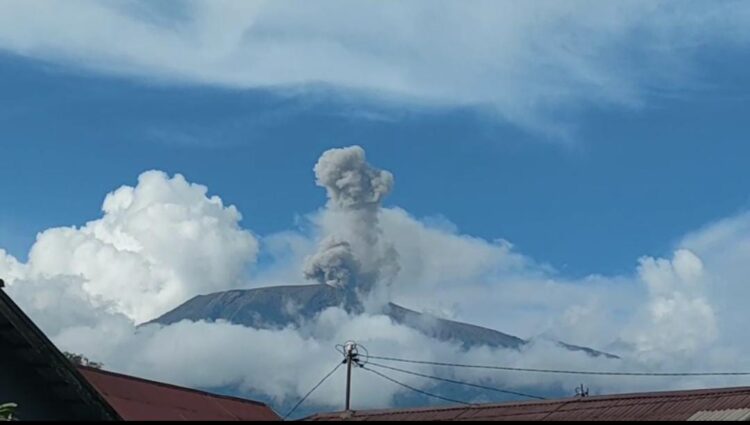 Erupsi Gunung Marapi, Jumat (25/4). IST