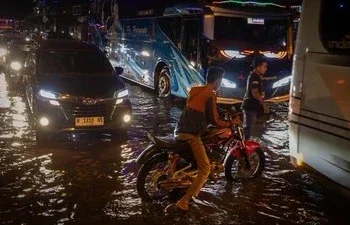 Banjir Kepung 6 RT dan 2 Ruas Jalan di Jakarta
