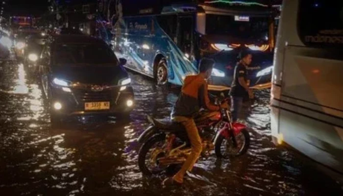 Banjir Kepung 6 RT dan 2 Ruas Jalan di Jakarta