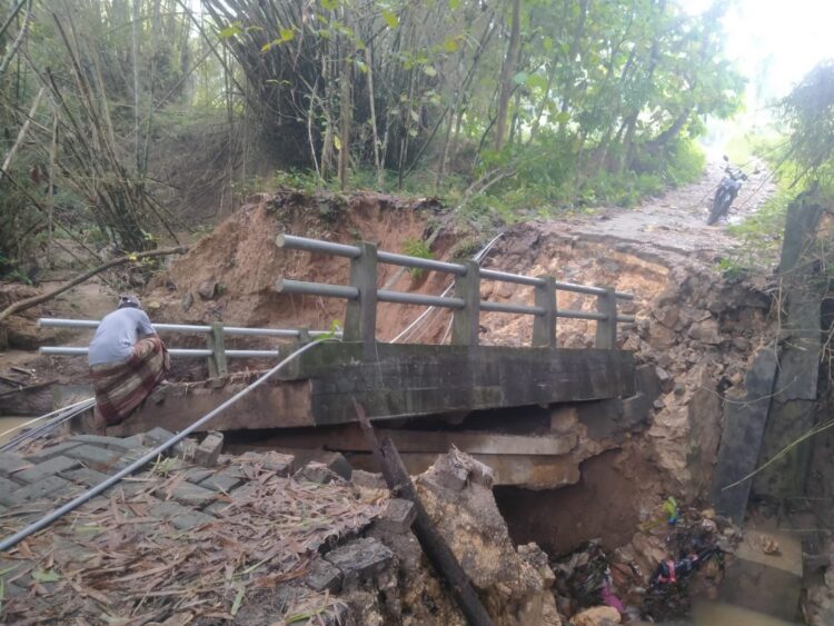Tanah longsor menerjang Kabupaten Pamekasan, Provinsi Jawa Timur, pada Selasa (15/4), pukul 12.30 WIB. Adapun wilayah terdampak berada di Desa Kadur dan Pamoroh, Kecamatan Kadur. Sumber foto: BPBD Kab. Pamekasan