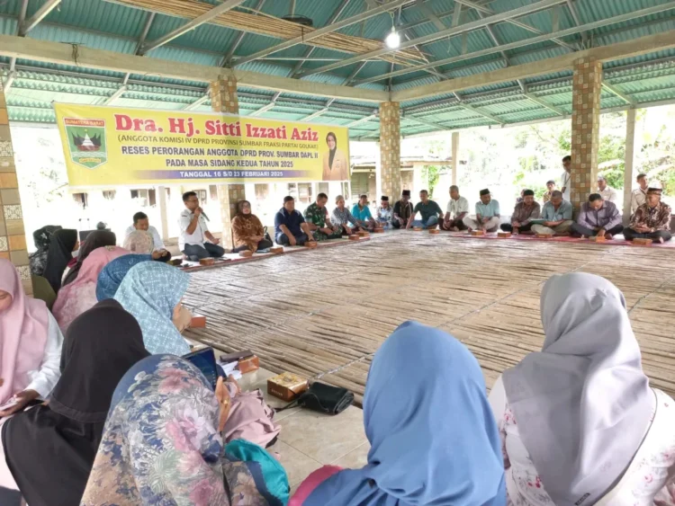 Dra.Hj. Sitti Izzati Aziz anggota DPRD Provinsi Sumatera Barat saat reses ke Nagari Lareh Nan Panjang Selatan. DESI RANI PUTRI