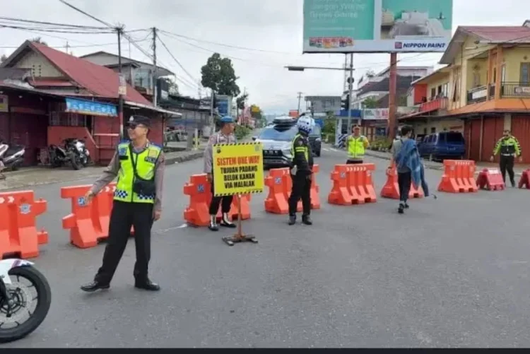 penerapan hari pertama one way di Sumbar beberapa waktu lalu. IST