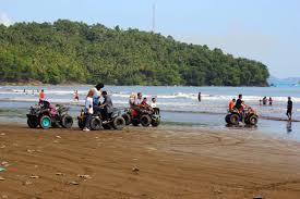 Pantai Air Manis Objek Wisata Favorit di Padang