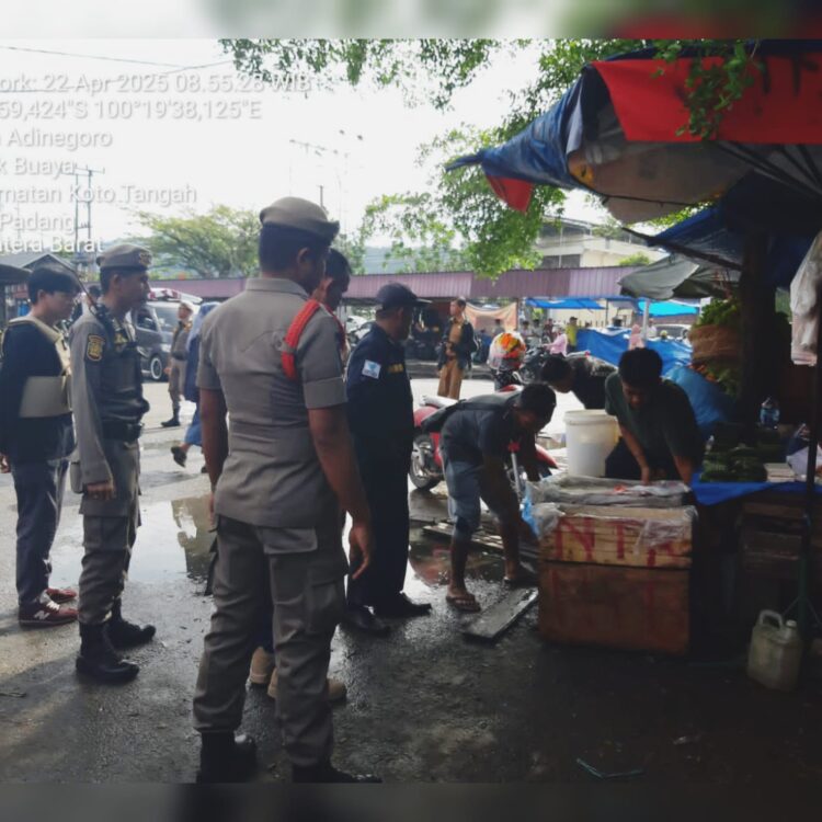 Satuan Polisi Pamong Praja (Satpol PP) Kota Padang melakukan penertiban terhadap pedagang yang masih berjualan di trotoar dan badan jalan di kawasan Pasar Lubuk Buaya, Kecamatan Koto Tangah, Kota Padang, pada Selasa (22/4). FARDI