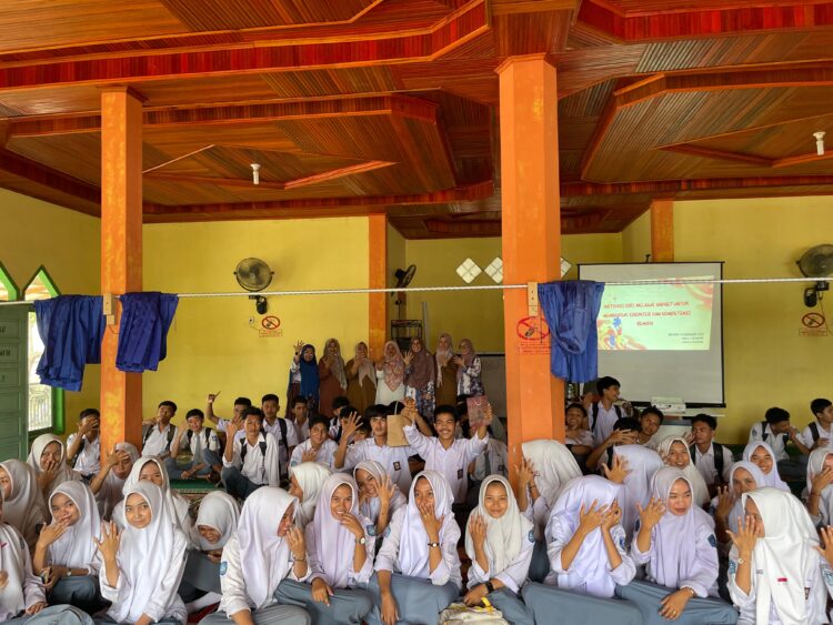 Tim dosen  dari Program Studi S1 Manajemen, S1 Pariwisata, S1 Ilmu Komunikasi dan Program Magister Manajemen Universitas   Dharma Andalas (Unidha)  yang diketuai oleh Dra. Maivalinda, MM.,  berfoto bersama peserta  pelatihan tentang memotivasi diri melalui gadget di Sijunjung, baru-baru ini. IST