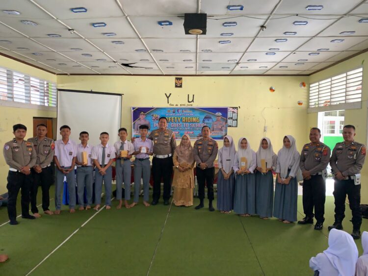 Satuan Lalu Lintas (Satlantas) Polres Sijunjung melaksanakan   sosialisasi “Milenial Safety Riding” bagi para pelajar di SMA Negeri 3 Sijunjung, Rabu (23/4). IST