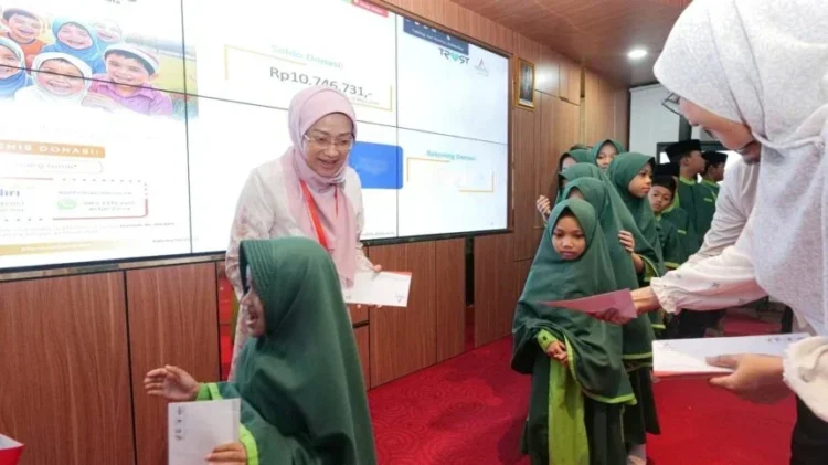 CEO AdMedika Dian Prambini memberikan santunan Ramadan AdMedika kepada anak-anak yatim piatu, saat acara puncak Semarak Ramadan AdMedika, beberapa waktu yang lalu. IST