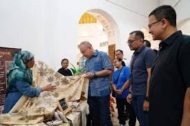 Pj. Sekretaris Daerah Provinsi Sumatera Utara M. A. Effendy Pohan, M.Si (kiri), EVP Telkom Regional 1 Dwi Pratomo Juniarto (tengah), dan VP Sustainability Telkom Gunawan Wasisto Ciptaning Andri (kanan) saat mengunjungi bazar UMK pada acara GoZero% Goes to Medan "Roaring for Change, Bergerak Bersama, Membawa Perubahan untuk Bumi” yang diselenggarakan di Pos Bloc Medan, pada Sabtu (26/4). IST