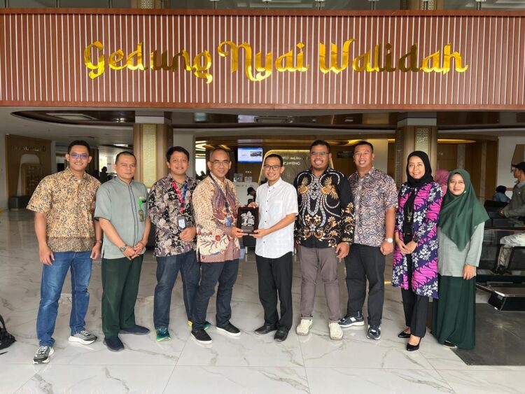 Direktur Utama RS PKU Muhamadiyah Sruweng dr. Hasan Bayuni beserta jajaran dan Head of Sales Scala Fajar Setiawan beserta jajaran dalam acara peresmian implementasi teknologi Digital Signature di RS PKU Muhammadiyah Sruweng, beberapa waktu yang lalu.  IST