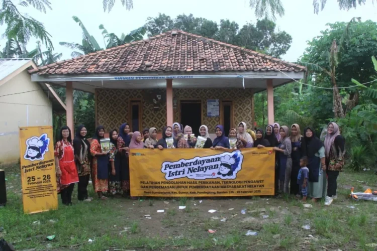 Pelatihan Pengolahan Hasil Perikanan, Teknologi Pengawet dan Pengemasan untuk Pemberdayaan Masyarakat Nelayan, di Kampung Hunian Tetap (Huntap), Desa Sumberjaya, Kab. Pandeglang, beberapa waktu yang lalu. IST