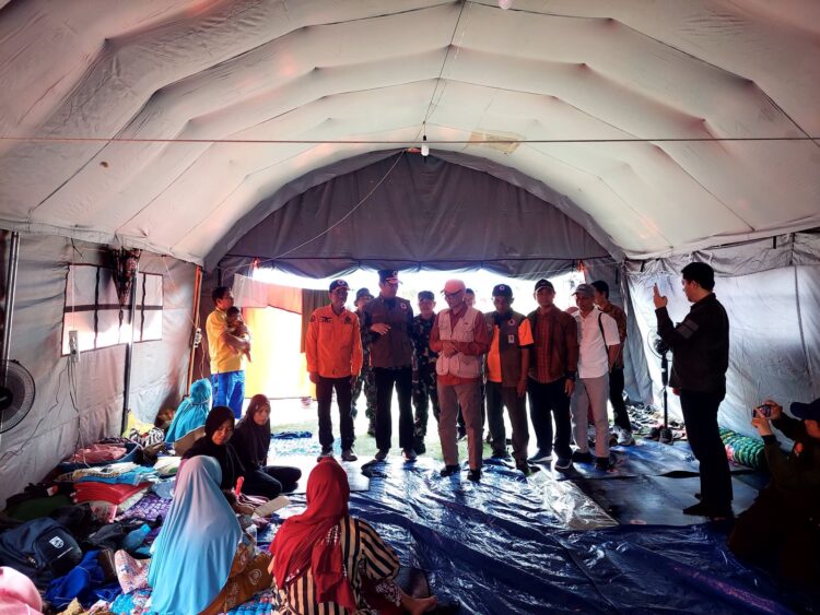 BPBD Kabupaten Brebes mendirikan tenda pengungsian dan dapur umum bagi warga terdampak bencana pergerakan tanah yang melanda Kecamatan Sirampog, Kabupaten Brebes, Jawa Tengah, pada Rabu (23/4). IST