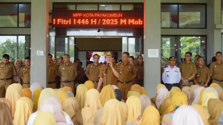 Wali Kota Payakumbuh Dokter Zulmaeta saat apel bersama di Halaman Balai Kota pada Selasa (8/4) pagi.IST