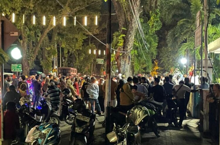 Puluhan pedagang kaki lima (PKL) yang berjualan di kawasan Permindo, Kota Padang, mendatangi rumah dinas Wali Kota Padang, Sabtu (24/5/2025) sore. IST