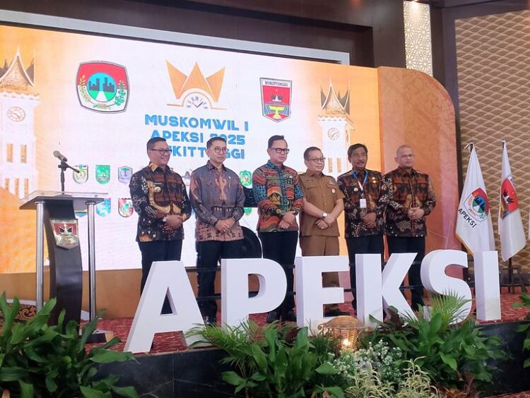 Wamendagri Bima Arya Sugiarto, Menteri Kebudayaan Fadli Zon, Gubernur Sumbar diwakili Staf Ahli  Jasman Rizal foto bersama usai kegiatan pembukaan.