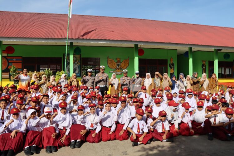 jajaran Satuan Lalu Lintas (Satlantas) Polres Sijunjung melaksanakan kegiatan pembinaan di SD Negeri 20 Muaro, Senin (26/5) dalam upacara bendera. IST