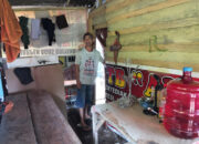 Dinding Lapuk Hanya Ditutupi Spanduk, Joni Berharap Rumahnya Bisa Diperbaiki