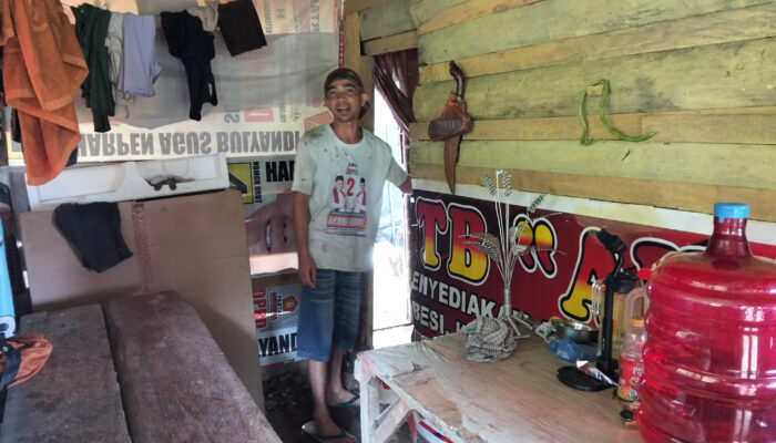 Dinding Lapuk Hanya Ditutupi Spanduk, Joni Berharap Rumahnya Bisa Diperbaiki