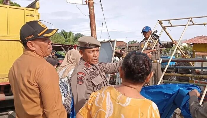 Satpol PP Padang Tertibkan PKL yang Berjualan di Fasum