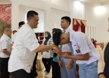 Wabup Lepas Dua Siswa Utusan Pasbar Ikuti Seleksi Paskibraka Tingkat Provinsi Sumbar 2025