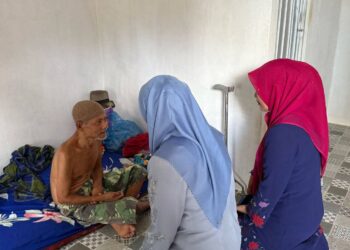 Ketua TP PKK Pasbar Kunjungi Rumah Lansia