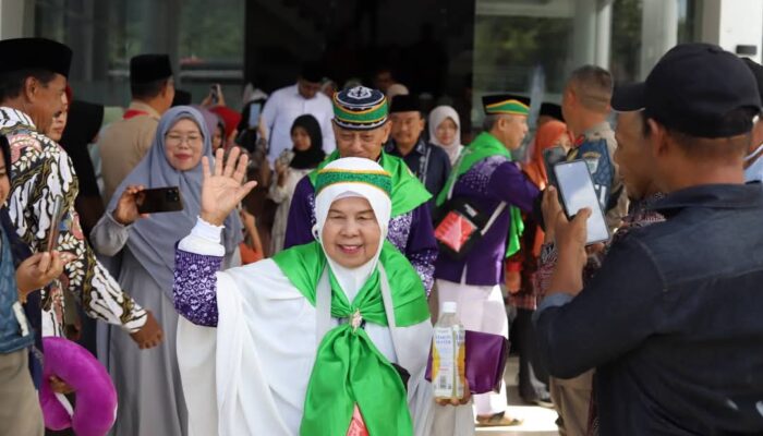 Wako Hendri Arnis Lepas 19 Calon Jamaah Haji Kloter 15