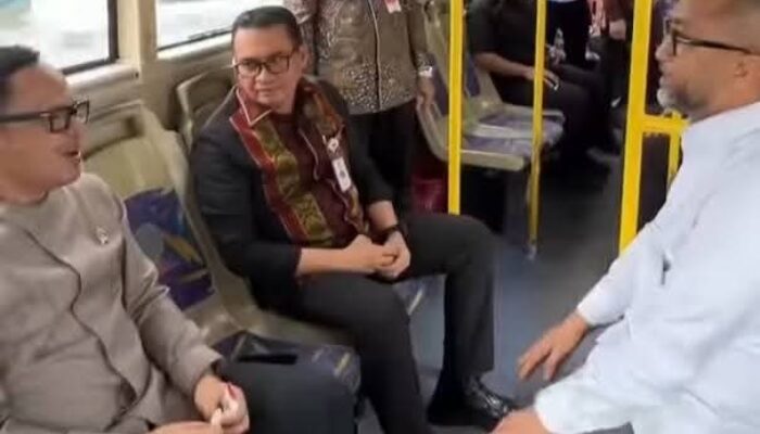 Pertama Kali, Wakil Menteri Naik Bus Trans Padang