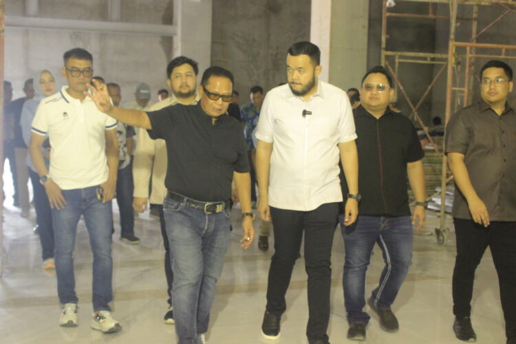 Wali Kota Padang, Fadly Amran memantau progres pembangunan Basko City Mall yang berlokasi di Jalan By Pass, Kecamatan Kuranji, Kota Padang, Sabtu (12/4). IST