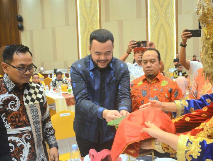 Wali Kota Padang Fadly Amran bersama Ketua TP-PKK Kota Padang, Dian Puspita Fadly Amran Sp.JP, menghadiri acara Kenal Pamit Kepala Kepolisian Resor Kota (Kapolresta) Padang, yang berlangsung di ZHM Premiere Hotel, Sabtu (12/4) malam.  IST