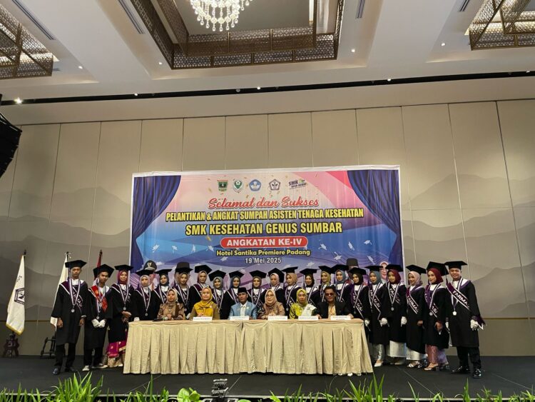Foto bersama wisudawan dan wisudawati SMK Kesehatan Genus Sumbar di Padang. IST