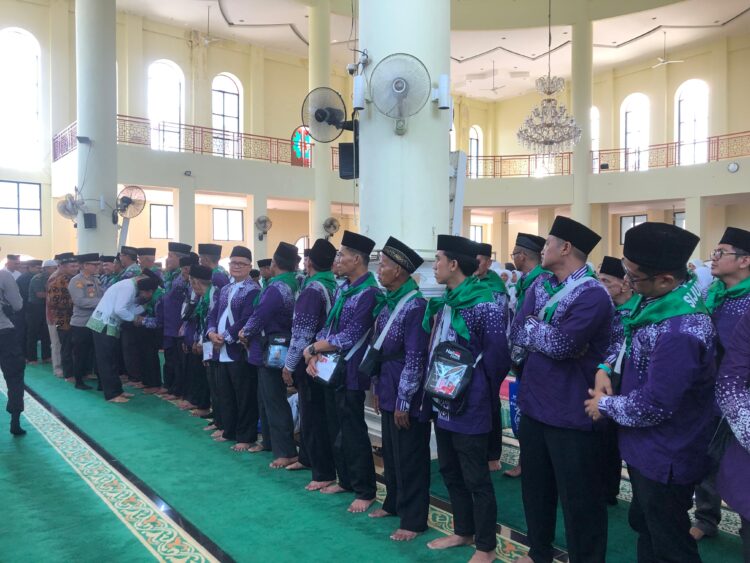 Sebanyak 138 jemaah calon haji (JCH) asal Kabupaten Sijunjung diberangkatkan ke Asrama Haji Padang dari Masjid Agung Istiqlal Muaro Sijunjung, Rabu (21/5). IST