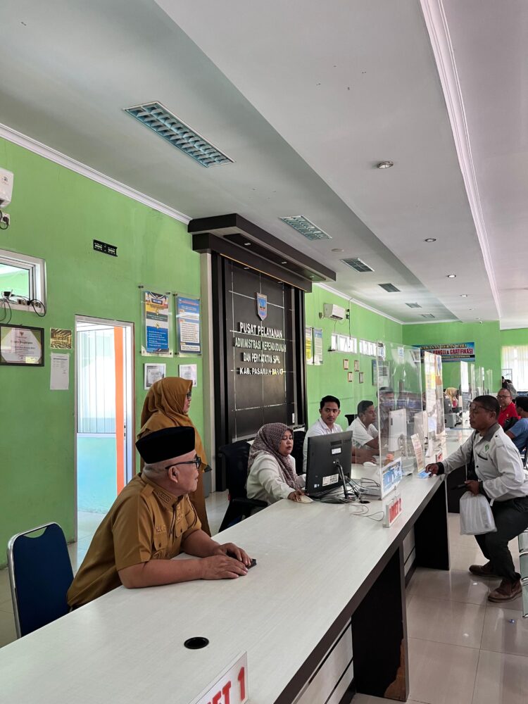 Bupati Pasaman Barat Yulianto melakukan inspeksi mendadak (sidak) di dua kantor pelayanan publik daerah Pasaman Barat, Senin (26/5).OSNIWATI