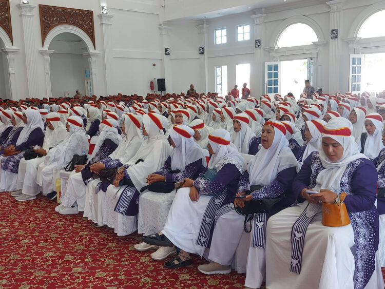 Pemerintah Kota (Pemko) Bukittinggi bersama Kementerian Agama (Kemenag) Bukittinggi melepas secara resmi 348 Calon Jemaah Haji (CJH) Kota Bukittinggi tahun 1446 Hijriah. IST