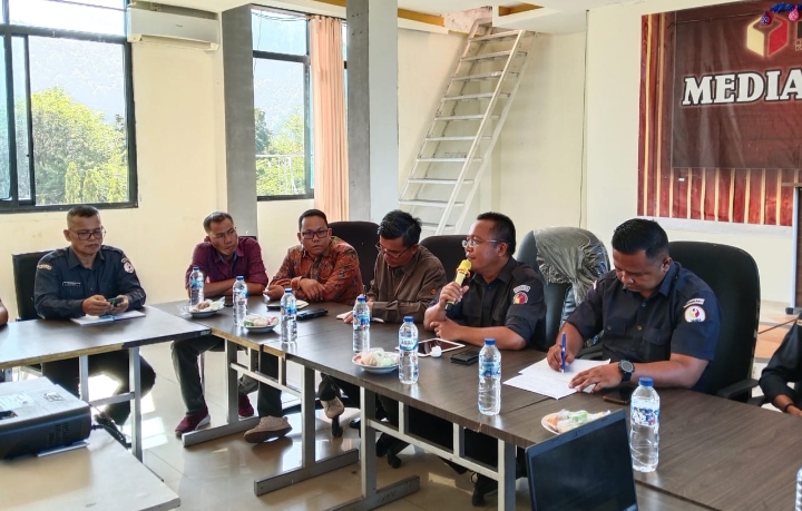 Rapat Evaluasi Pelaksanaan Pengawasan Pemilu dan Pemilihan Serentak Tahun 2024, yang berlangsung di Kantor Bawaslu Kabupaten Pesisir Selatan, Senin (19/5). IST