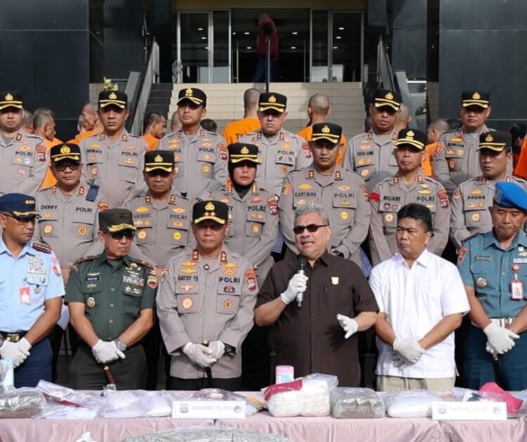Ketua DPRD Provinsi Sumatera Barat (Sumbar), Muhidi menghadiri rilis pengungkapan kasus narkotika yang disampaikan Kepolisian Daerah (Polda) Sumbar, Selasa (29/4) di Mapolda Sumbar. IST