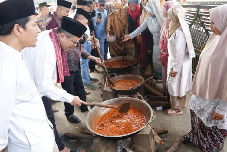 Wabup Tanah Datar Ahmad Fadly, anggota DPRD Provinsi Sumbar Zuldafri Darma saat mengikuti proses Mangacau Kancah. REZKY