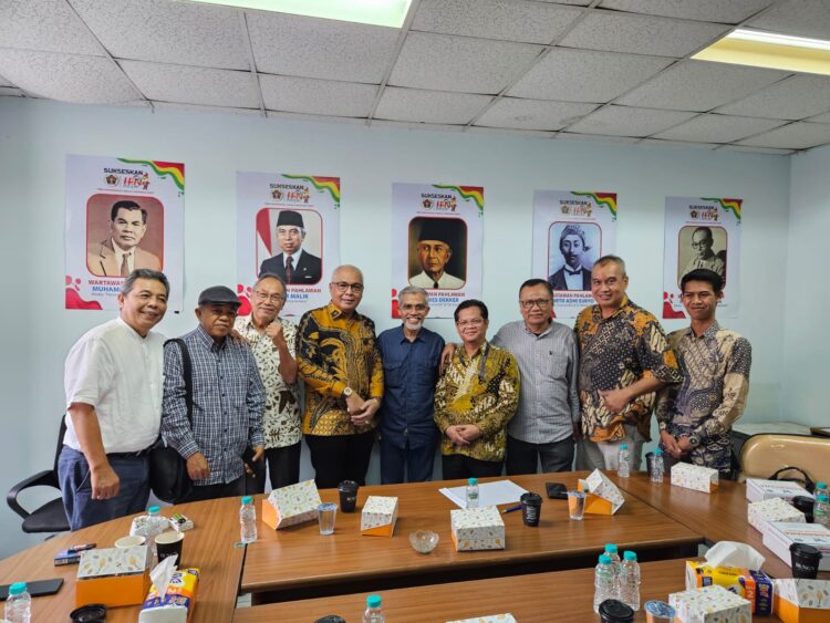 Anggota DK PWI bersama para pengacara Pranoto & Co Law Firm (dari kanan ke kiri): Mukti Wibowo, Wibowo Pudjiantoro, Sasongko Tedjo, Arjo Pranoto, Nurcholis MA Basyari, Munir Akhmad, Banjar Chaerudin, Asro Kamal Rokan, dan Diapari Sibatangkayu Harahap. IST
