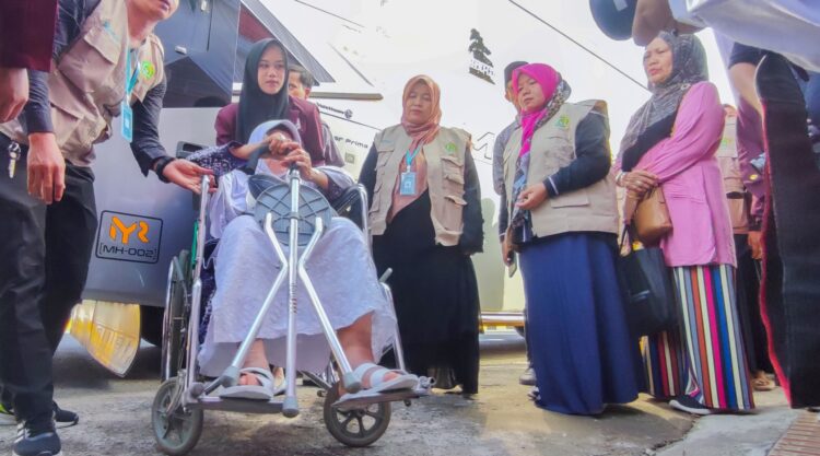 Kedatangan jamaah haji di Emberkasi Padang, Jumat (2/5/2025). IRHAM