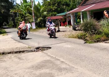 Warga Manggopoh Keluhkan Jalan Berlubang Ancam Keselamatan Pengendara