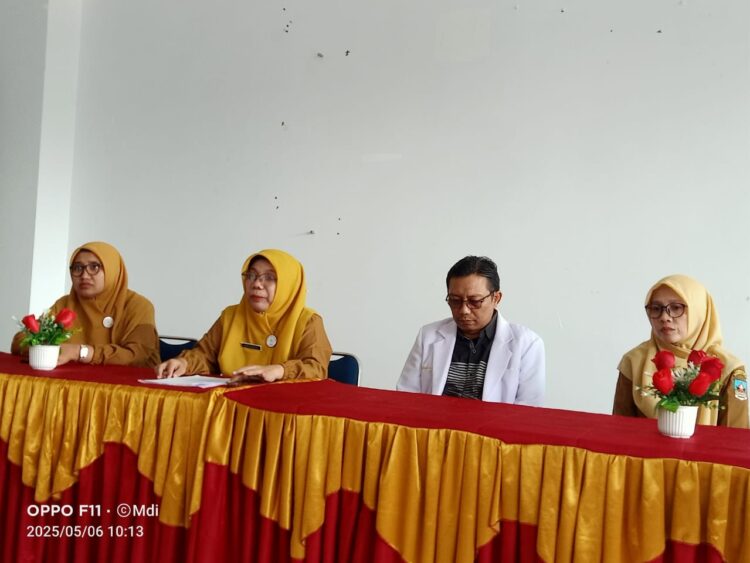 Direktur RSUD Sungai Dareh Sartinovita yang didampingi Ketua Komite Medik dr. Hendresta, Sp.P (FISR), Kabid Pelayanan Medik dan Penunjang Medik dr. Ridia Dityarika, M. Biomed, Kabid Keperawatan dan Kebidanan Ns. Elvi Nora, S. Kep, saat memberikan keterangan pers guna meluruskan informasi yang negatif yang beredar terkait RSUD Sungai Dareh.maryadi