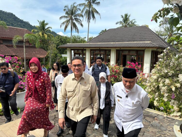 Kunjungan Menteri Perdagangan dilakukan di Henni Adli Minangkabau Gallery, Jumat (9/5/2025). FARDIANTO