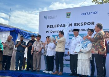 Menteri Perdagangan RI Budi Santoso, melepas ekspor ikan tuna 9,3 ton dari PT Dempo Andalas Samudera ke UEA, Jumat (9/5/2025). FARDIANTO