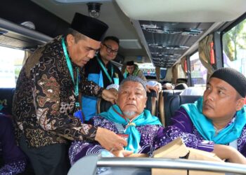 Kloter 5 Merapat ke Asrama Haji, PPIH Berikan Id Card Khusus bagi Jemaah Lansia