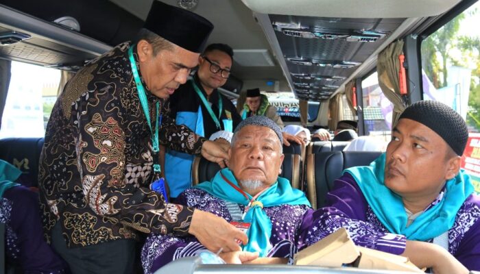 Kloter 5 Merapat ke Asrama Haji, PPIH Berikan Id Card Khusus bagi Jemaah Lansia